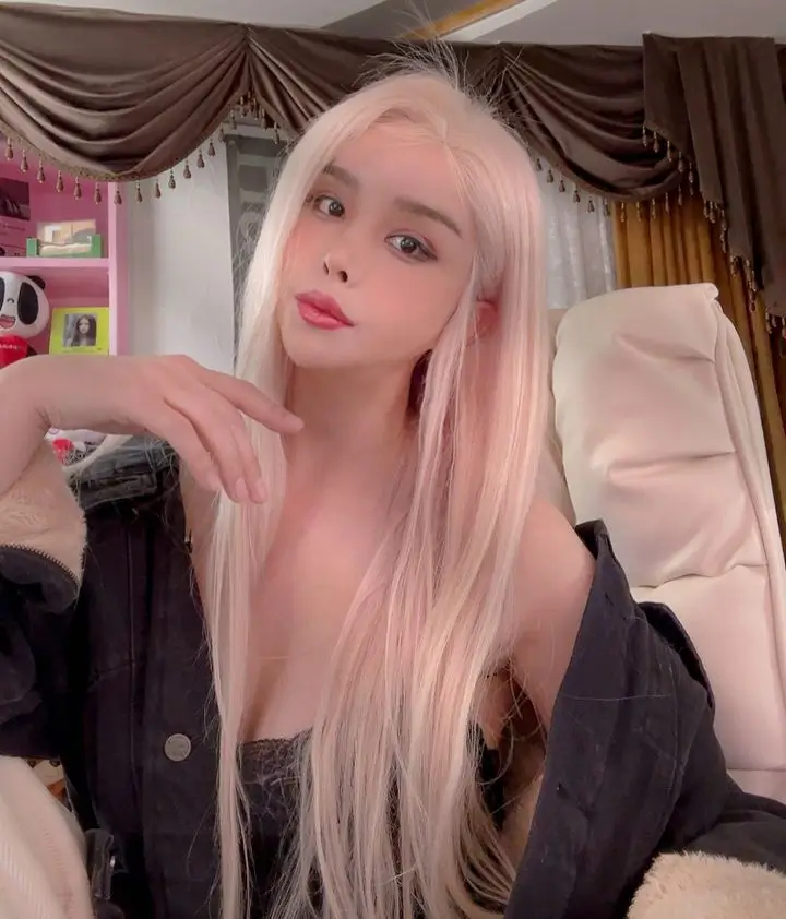 Harisu with pink hair posing indoors.