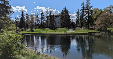 Lake Spafford und Mrak Hall an der UC Davis Lake Spafford und Mrak Hall an der UC Davis