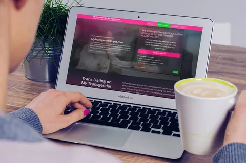 El sitio web MyTransgenderCupid abierto en una computadora portátil