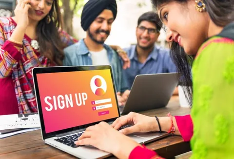 Freunde versammeln sich um einen Laptop mit Anmeldebildschirm