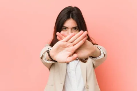 Una mujer levantando las manos para indicar un límite