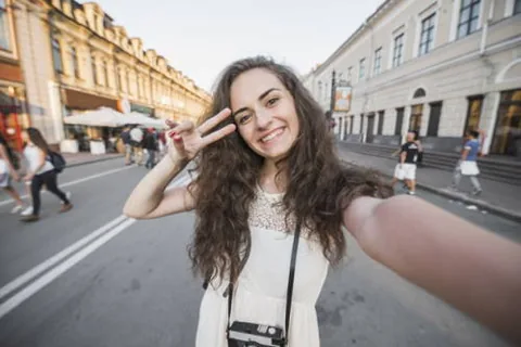 Eine Frau macht ein Selfie auf der Straße