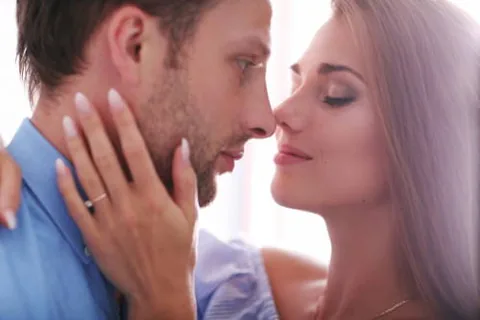 Una pareja inclinándose el uno hacia el otro