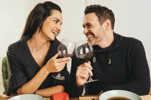 Zwei Personen unterhalten sich bei einem Drink