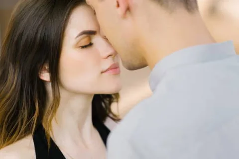 Un couple partage un moment de tendresse