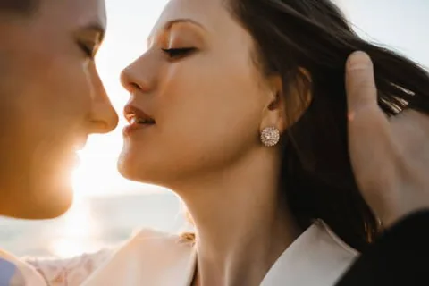 Un couple échange un baiser