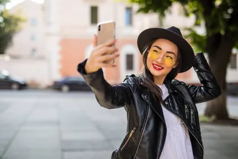 Eine Frau macht ein Selfie im Freien