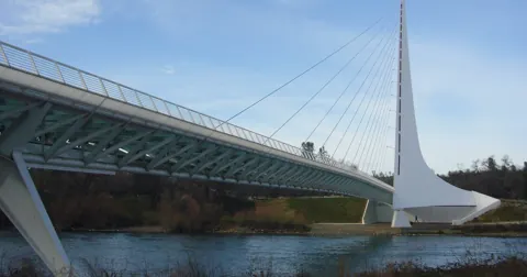 Sundial Bridge über den Sacramento River in Redding Sundial Bridge über den Sacramento River in Redding