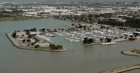 ภาพมุมสูงจากคลังของ San Leandro Marina