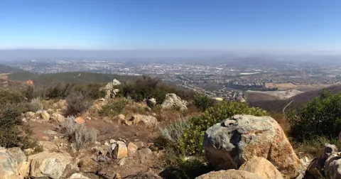 Vista al norte desde Double Peak Park en San Marcos